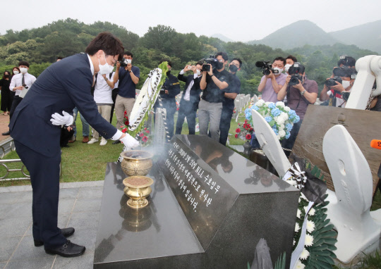 국민의힘 이준석 신임 대표가 14일 오전 대전시 유성구 갑동 국립대전현충원 천안함 46용사 묘역에서 분향하고 있다. <연합뉴스>
